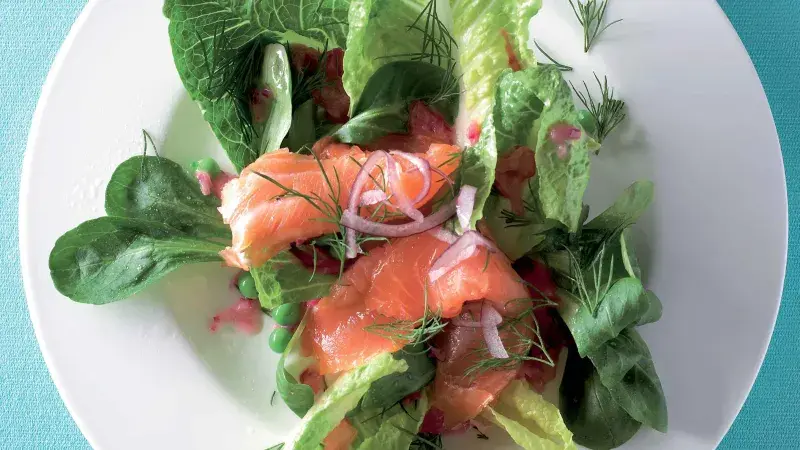 Salát s uzeným lososem a hráškem