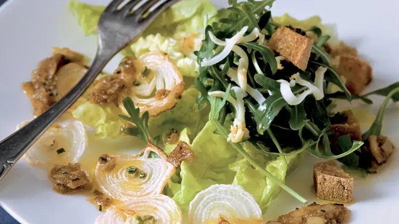 Salát se spoustou česneku