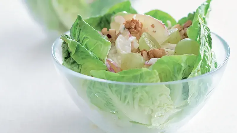 Salát Waldorf s medem