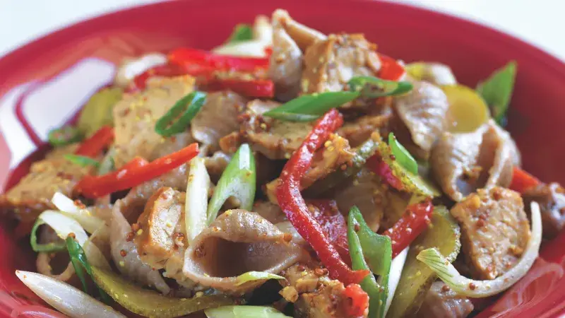 Salát z celozrnných těstovin s uzeným tempehem