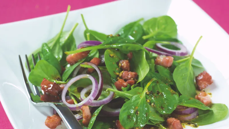 Salát z čerstvého špenátu a slaniny