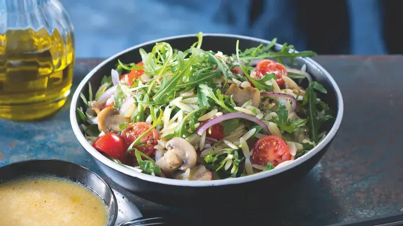 Týdenní úsporná kuchařka 29. díl: Salát z těstovinové rýže i játra na roštu 