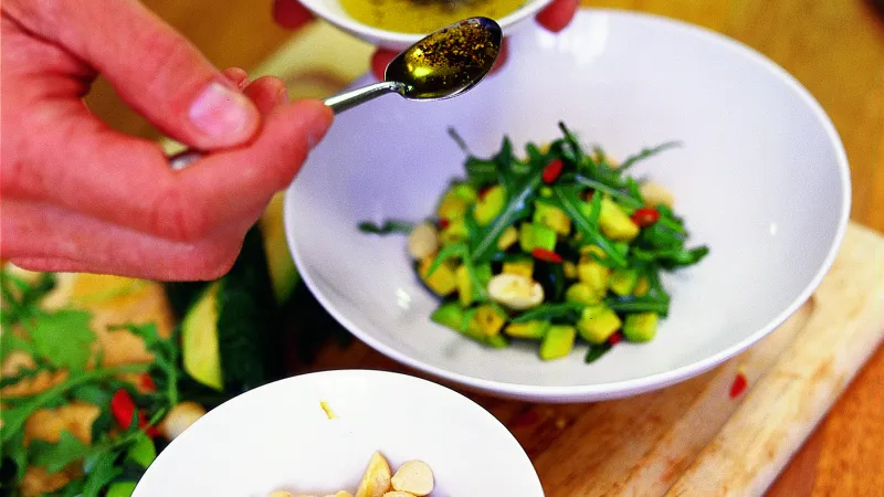 Avokádový salát s oříšky