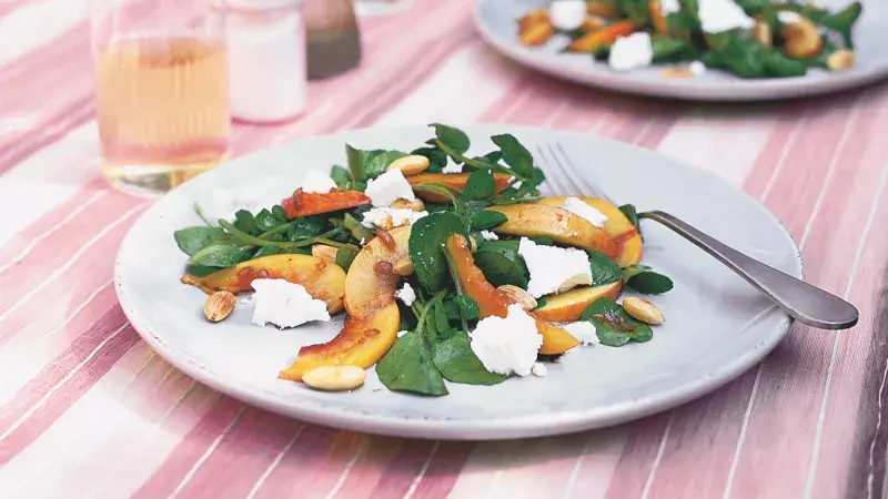 Salát ze zelených lístků, nektarinek a kozího sýra
