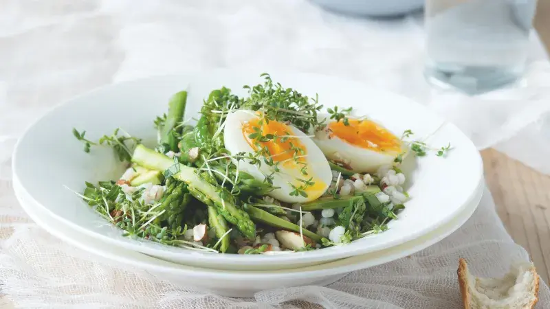 Salát s kroupami a vejcem