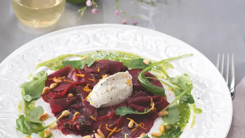 Salátek z červené řepy se sýrovým nočkem