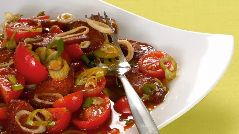 Salát z rajčat a paprikového salámu