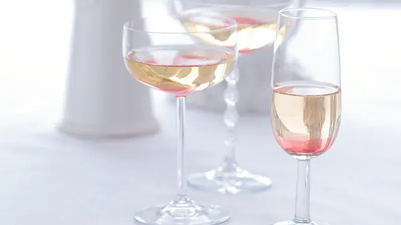 Šampaňské s růžovým sirupem