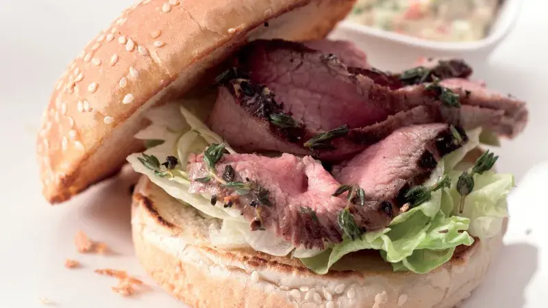 Sendvič s flank steakem