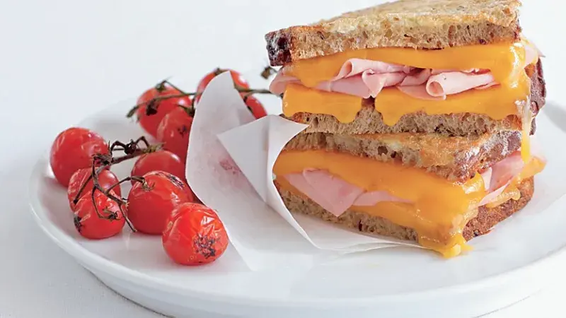 Sendvič se šunkou a vejcem