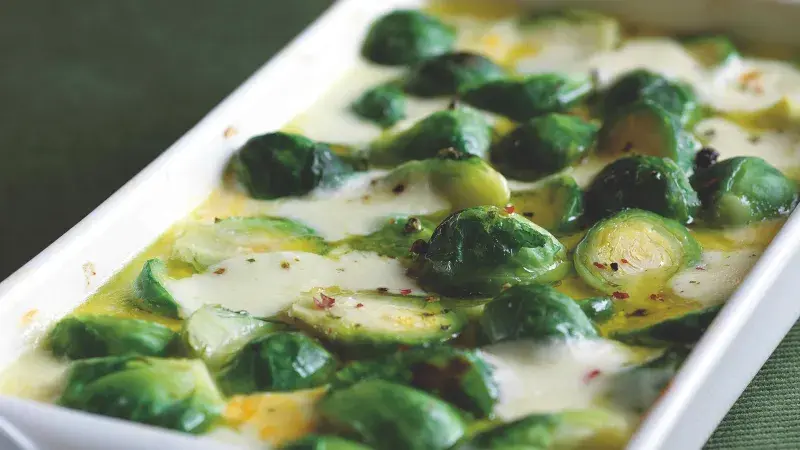 Růžičková kapusta zapečená se sýrem