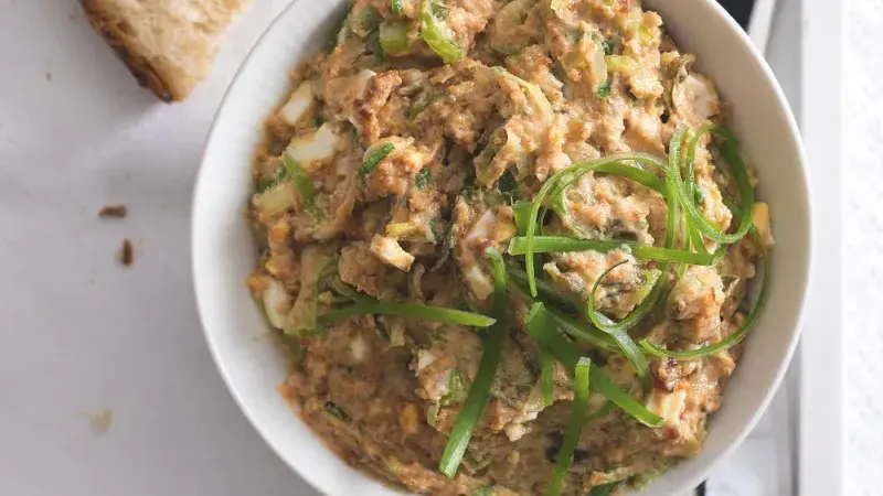 Škvarková pomazánka s jarní cibulkou