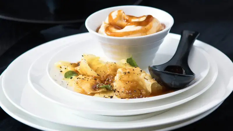 Slaný vanilkový pudink a ananasovým salátem