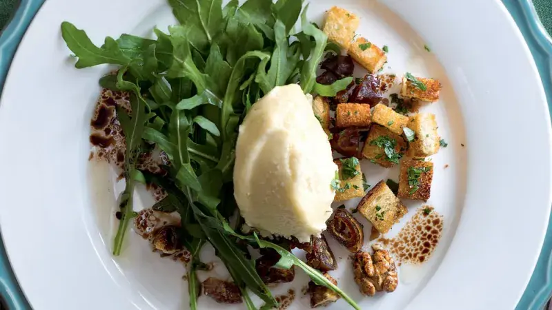 Šlehaný hermelín se salátem a ořechy