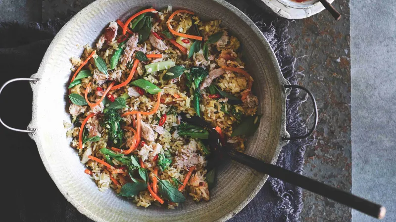 Smažená rýže s uzenou rybou a thajskou omáčkou