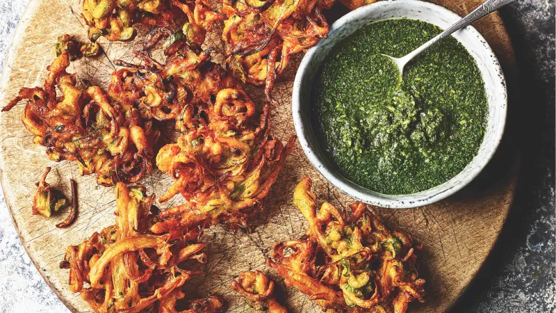 Smaženky z jarní cibulky & bylinková omáčka