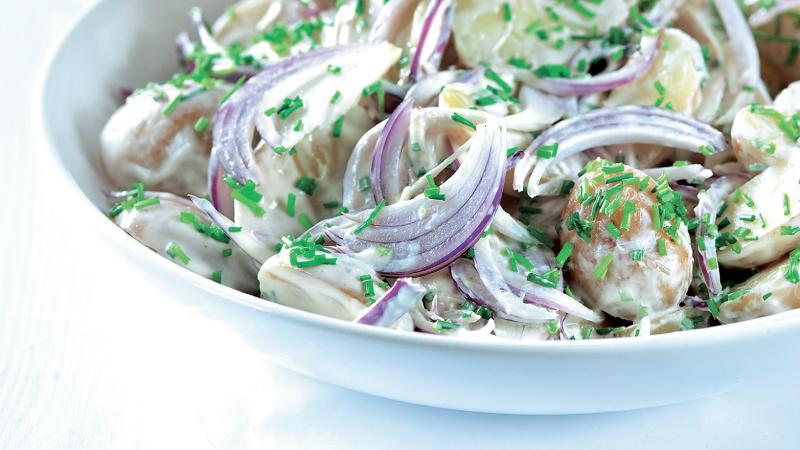 Smetanové brambory s pažitkou a tahini