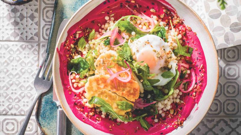 Snídaňové misky s červenou řepou a halloumi