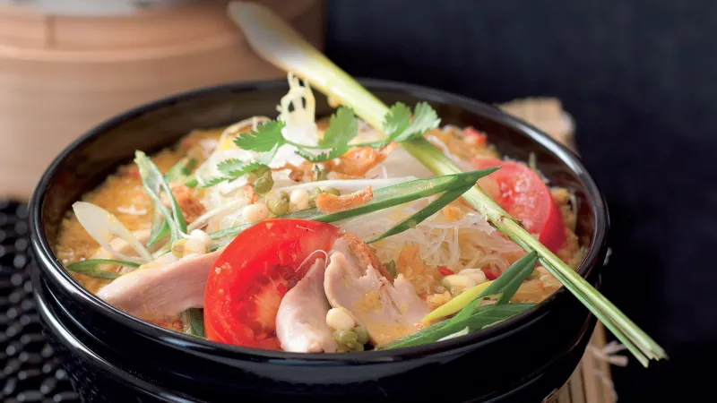 Soto ayam (indonéská kuřecí polévka)