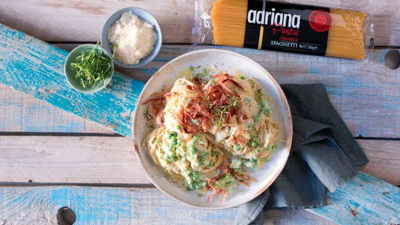 Těstoviny se smetanovou omáčkou, pancettou a hráškem