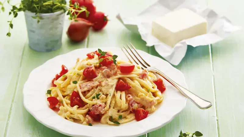 Lučinové těstoviny se šalotkou a rajčaty