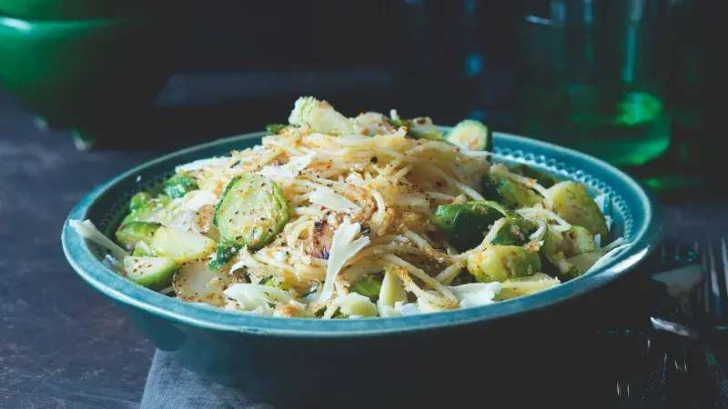 Špagety s kapustičkami a lupínky z topinamburů