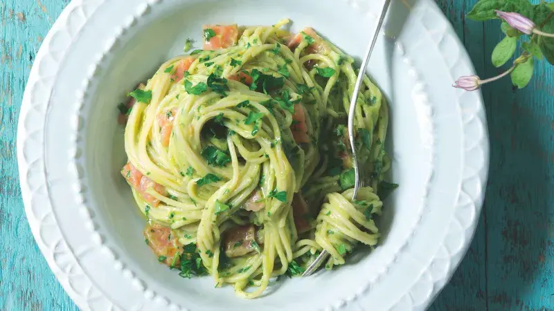 Špagety s avokádem a lososem