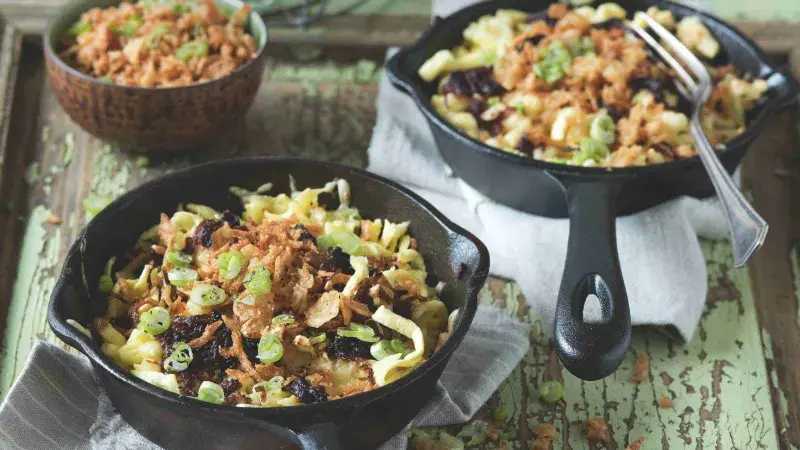 Špecle se sýrem a trojí cibulkou