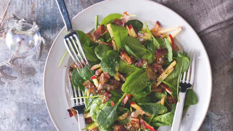 Špenátový salát s jablky, slaninou a medovo-hořčičnou zálivkou 