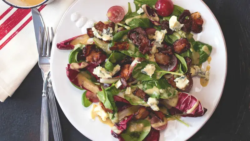 Špenátový salát s teplou slaninovou zálivkou