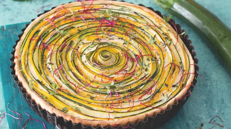 Spirálový zeleno-žlutý cuketový koláč