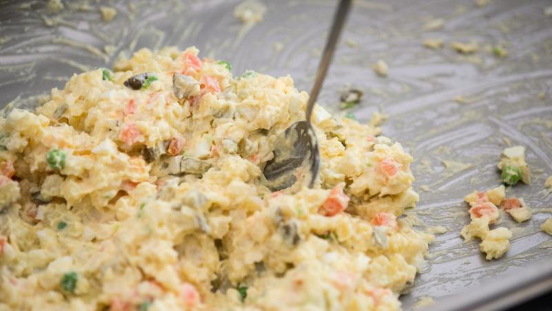 Mistrovství v přípravě bramborového salátu vyhrál tradiční recept