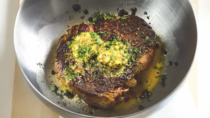 Steak s bylinkovým máslem