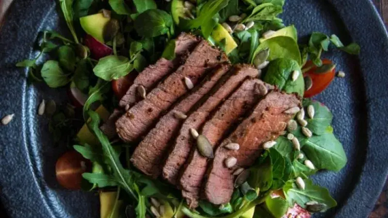 STEAK NA SALÁTKU S PEČENÝMI RAJČATY