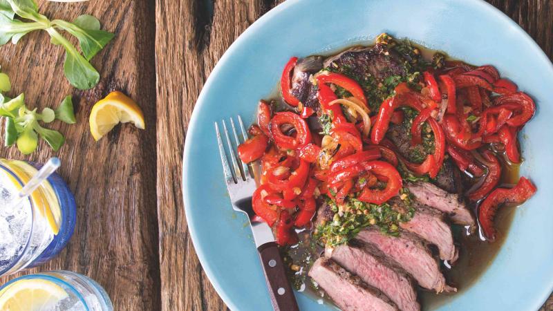 Steaky s chimichurri & karamelizované papriky 