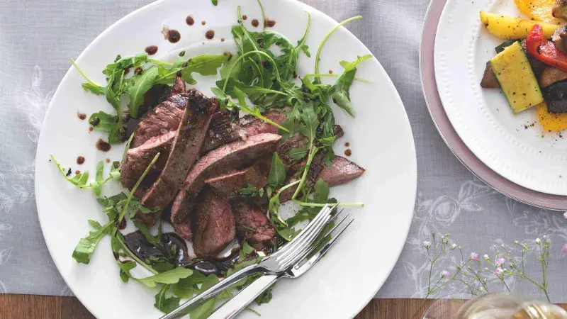 Steak z hovězího pupku s pečenou zeleninou