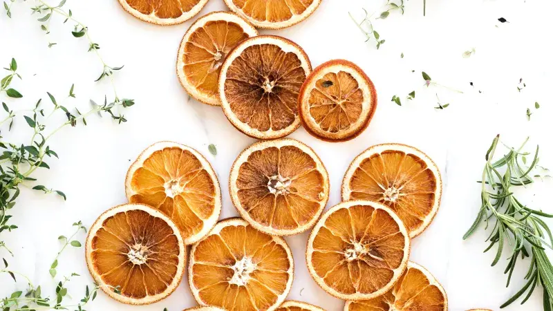 5 tipů, jak vyrobit vanilkový extrakt, skořicový cukr i perníkové koření