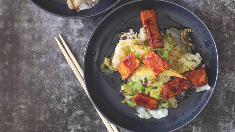 Stir fry z ledového salátu s pikantním tofu