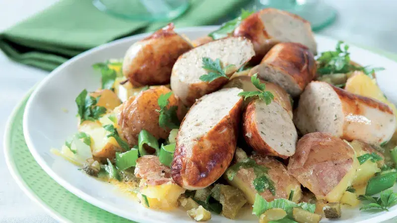 Šťouchané brambory s klobáskami a okurkami