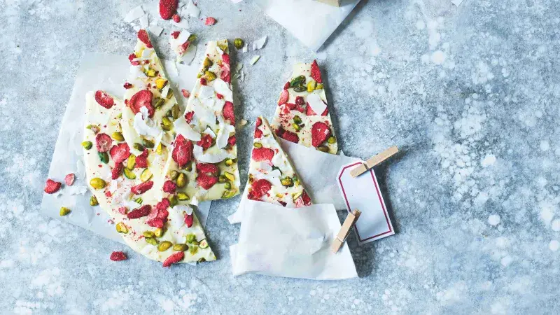 Střepy z bílé čokolády