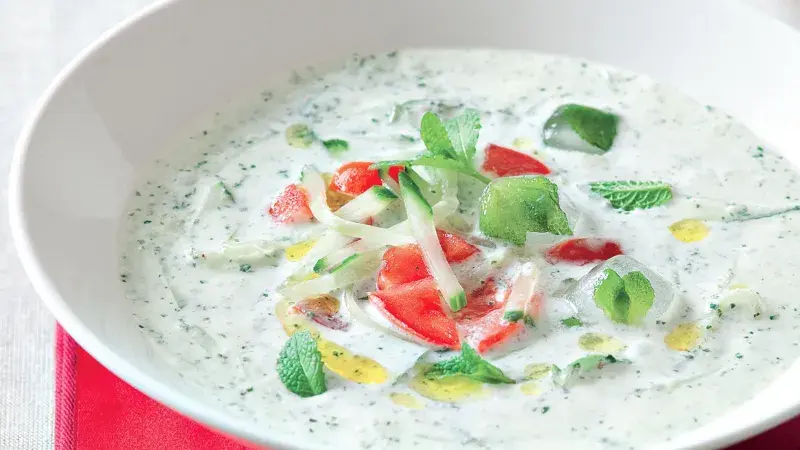 Studená mátová polévka s okurkou a rajčetem