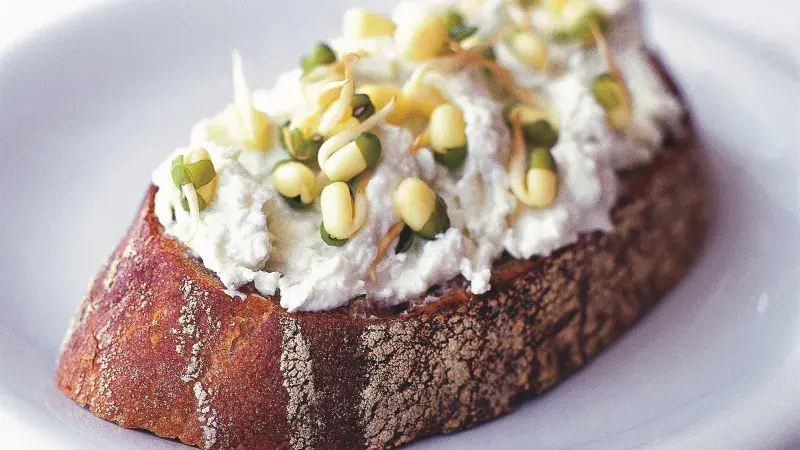 Rokfórová pomazánka s pečeným česnekem