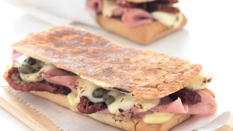 Sendvič šunka, rajče, mozzarella