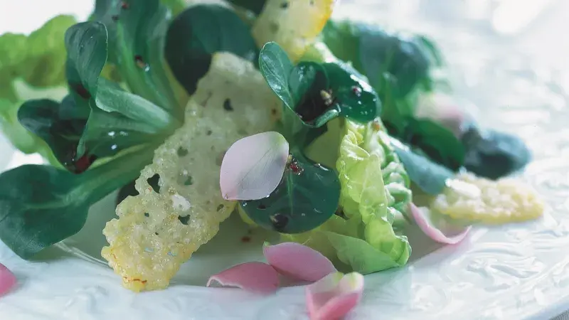 Salát se sýrovými plátky