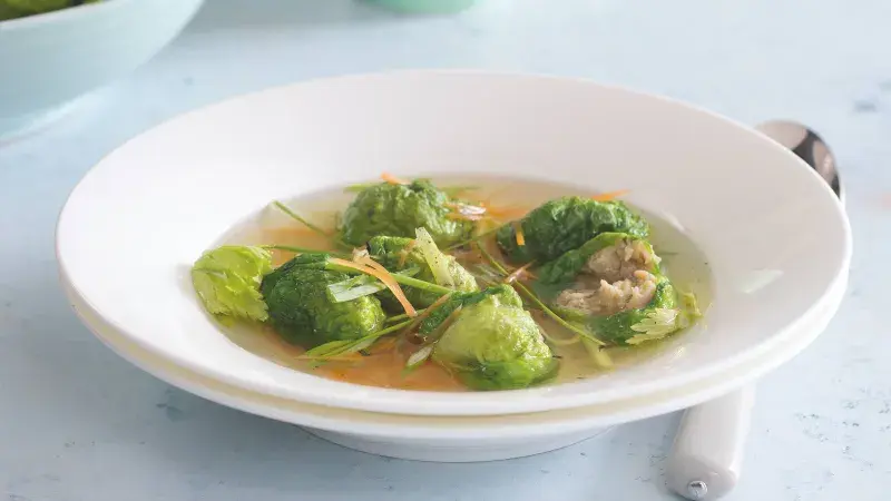 Polévka s knedlíčky v salátových listech