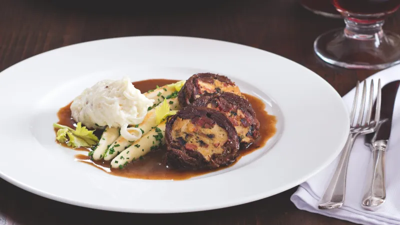 Husí roláda, zadělávaná kedlubna à la zelí a tvarohové šišky