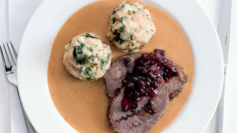 Svíčková se žemlovými knedlíky