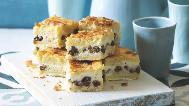 Sypaný koláč s tvarohem a rozinkami