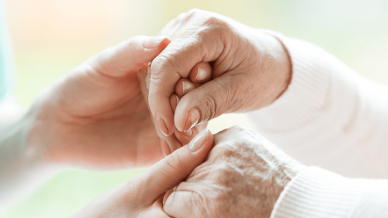 „Všechno dobrý“ vzkazuje Komárkova nadace seniorům