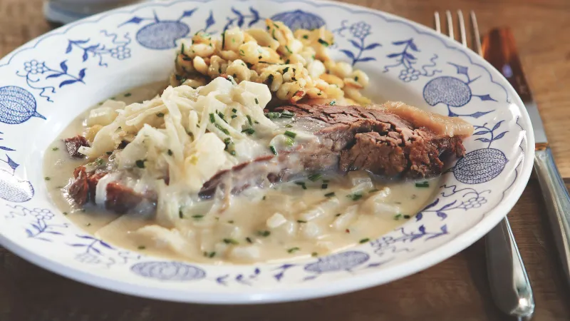 Tafelspitz se špeclemi a kedlubnovou omáčkou